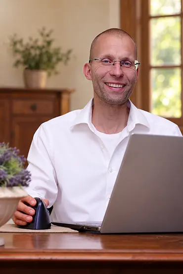Robert Jung in einem weißen Hemd
